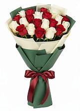 Букет Микс из красных и белых роз в Новой Ляле