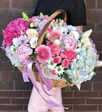 Композиция солнечный день в Новой Ляле Цветочная композиция из Розы, Хризантемы, Пионы и Лизиантусы в корзине в Новой Ляле