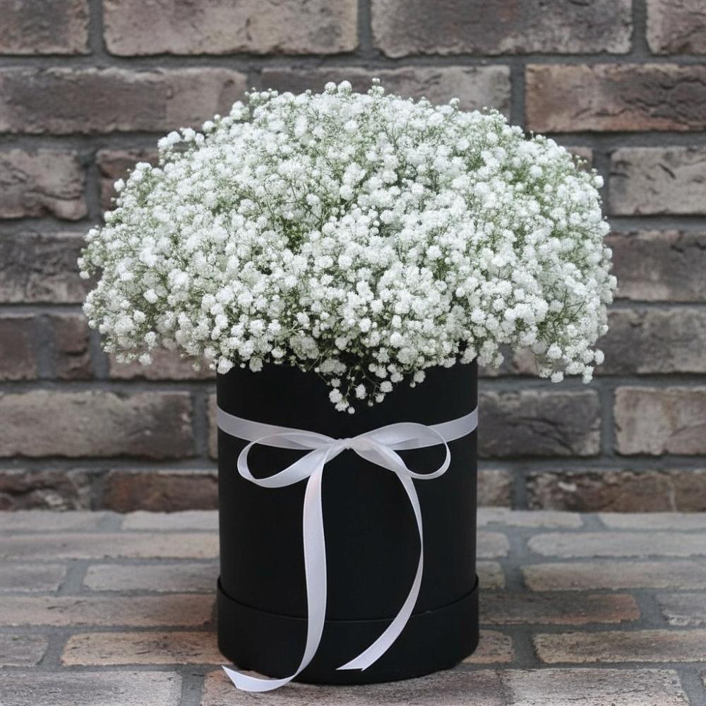 Цветочная композиция из Гипсофила в шляпной коробке в Новой Ляле