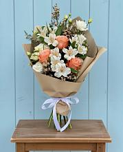 Букет цветов из:  Альстромерии, Лизиантусы, Розы и Хризантемы в Новой Ляле