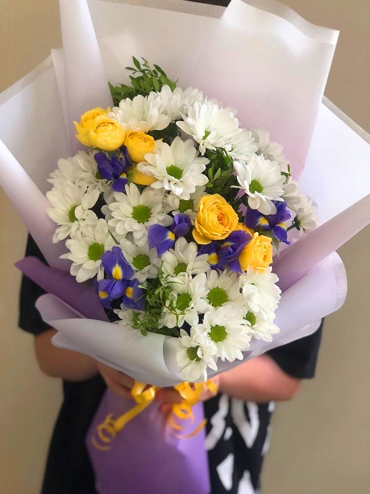 Букет цветов из: Ирисы, Хризантемы и Розы в Новой Ляле