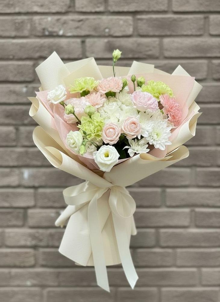 Букет цветов из: Гвоздики, Розы, Лизиантусы и Хризантемы в Новой Ляле