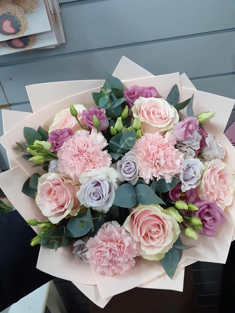 Букет цветов из: Розы, Гвоздики и Лизиантусы в Новой Ляле